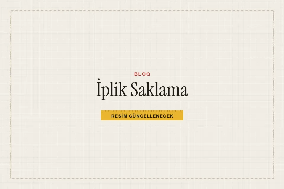 Kapalı rafta dizilmiş dikiş ipliği bobinleri
